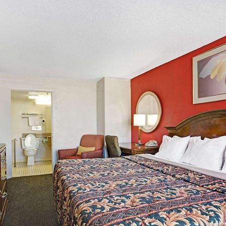 Days Inn By Wyndham Norfolk Military Circle Bagian luar foto