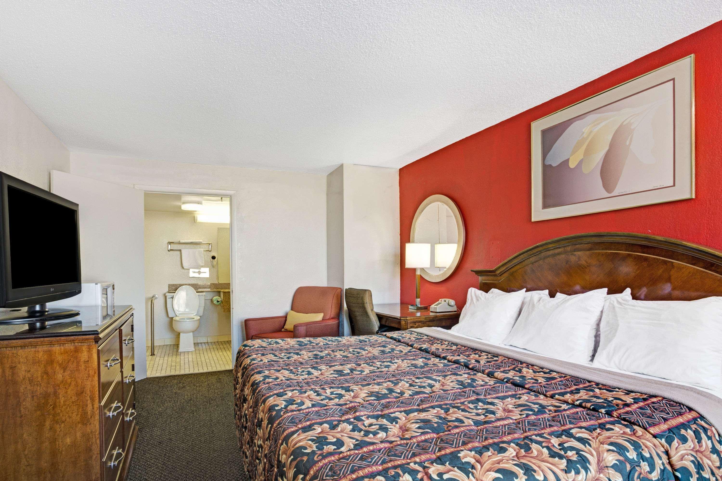 Days Inn By Wyndham Norfolk Military Circle Bagian luar foto