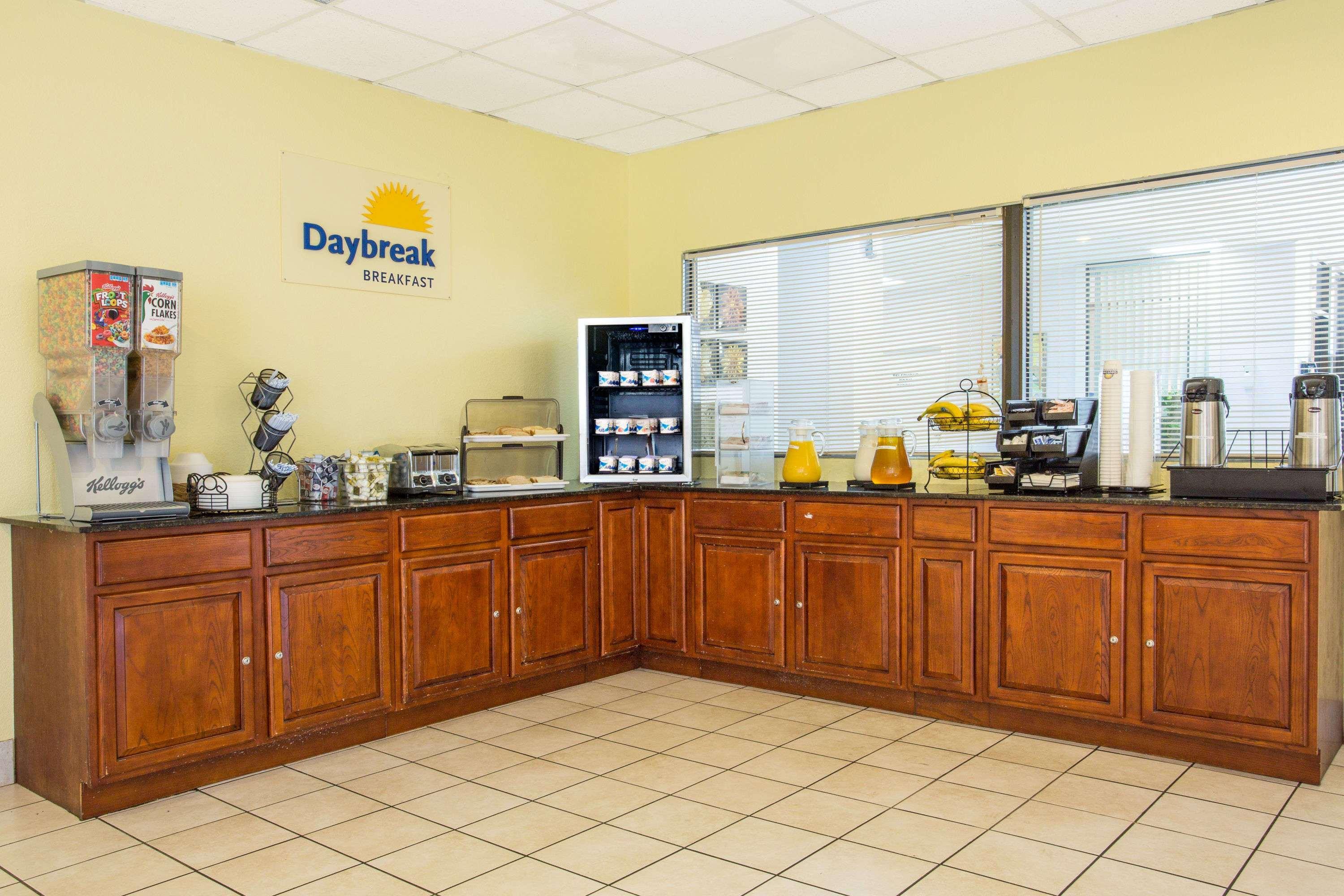 Days Inn By Wyndham Norfolk Military Circle Bagian luar foto