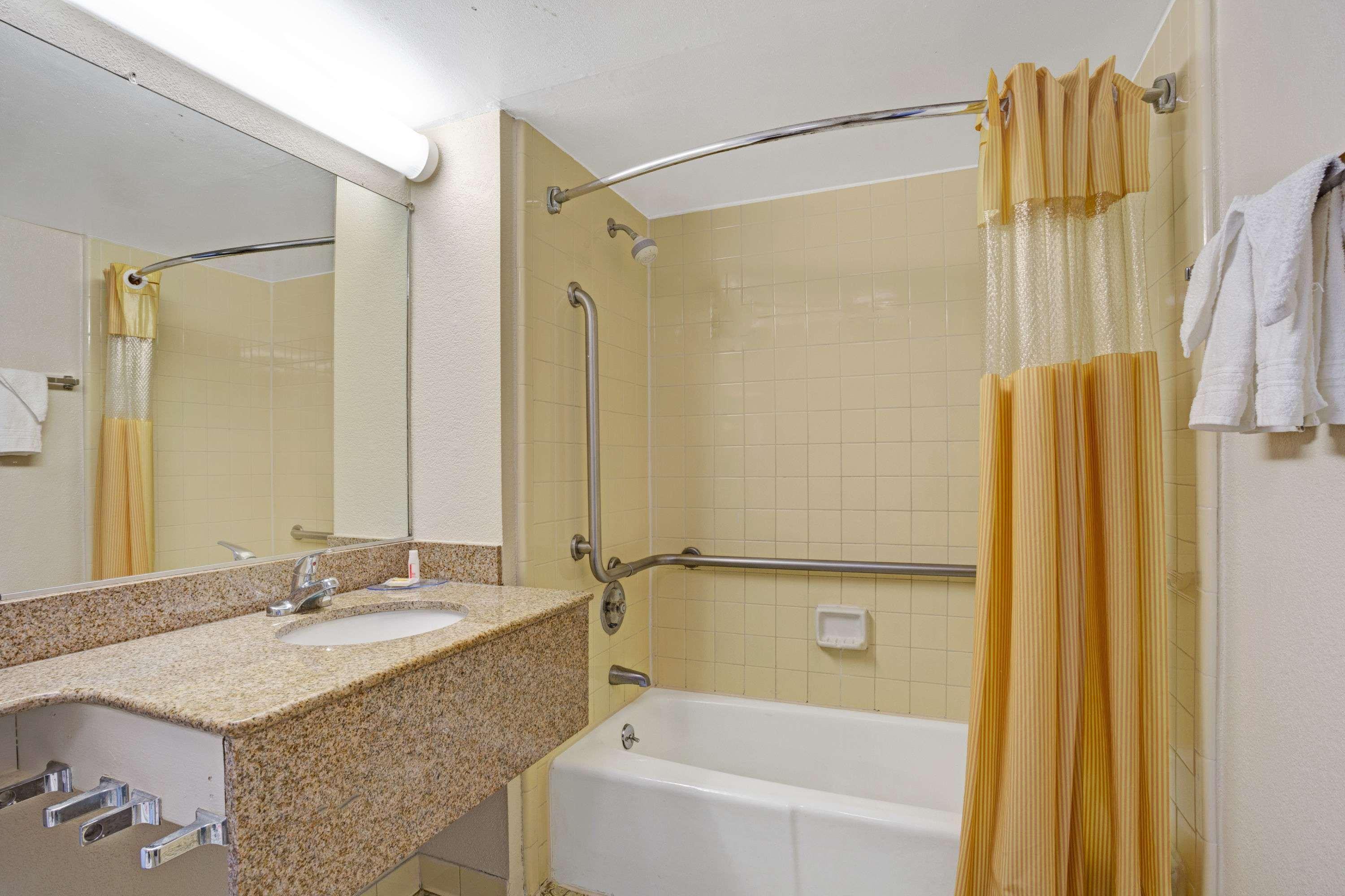 Days Inn By Wyndham Norfolk Military Circle Bagian luar foto