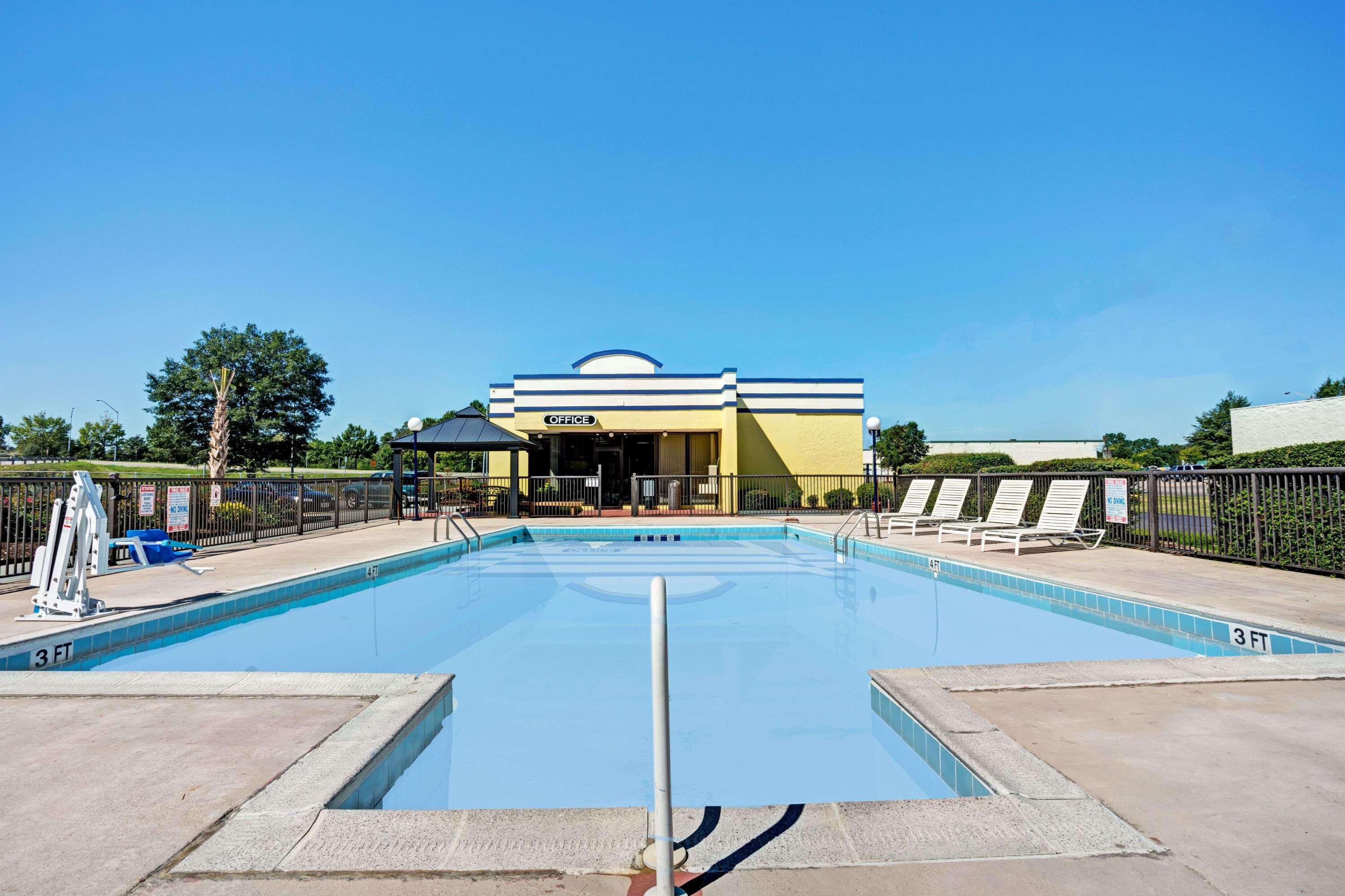 Days Inn By Wyndham Norfolk Military Circle Bagian luar foto