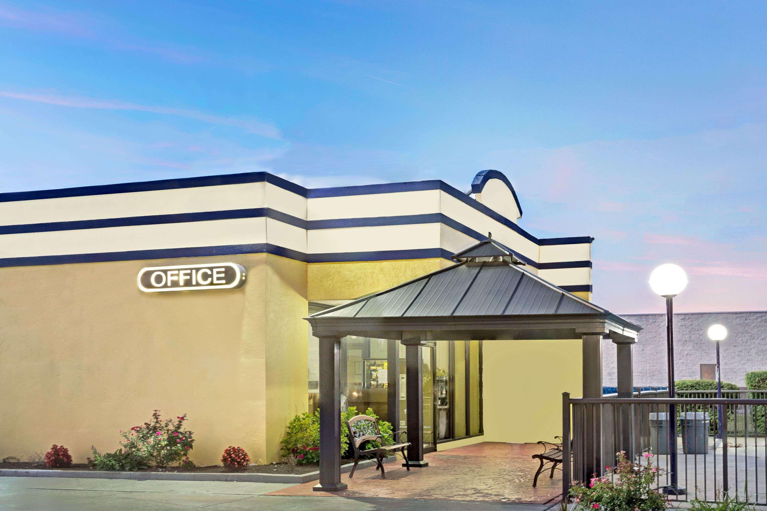 Days Inn By Wyndham Norfolk Military Circle Bagian luar foto