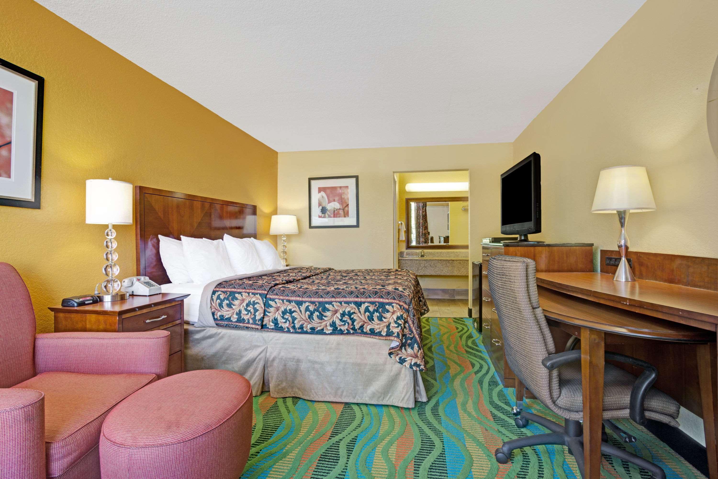 Days Inn By Wyndham Norfolk Military Circle Bagian luar foto