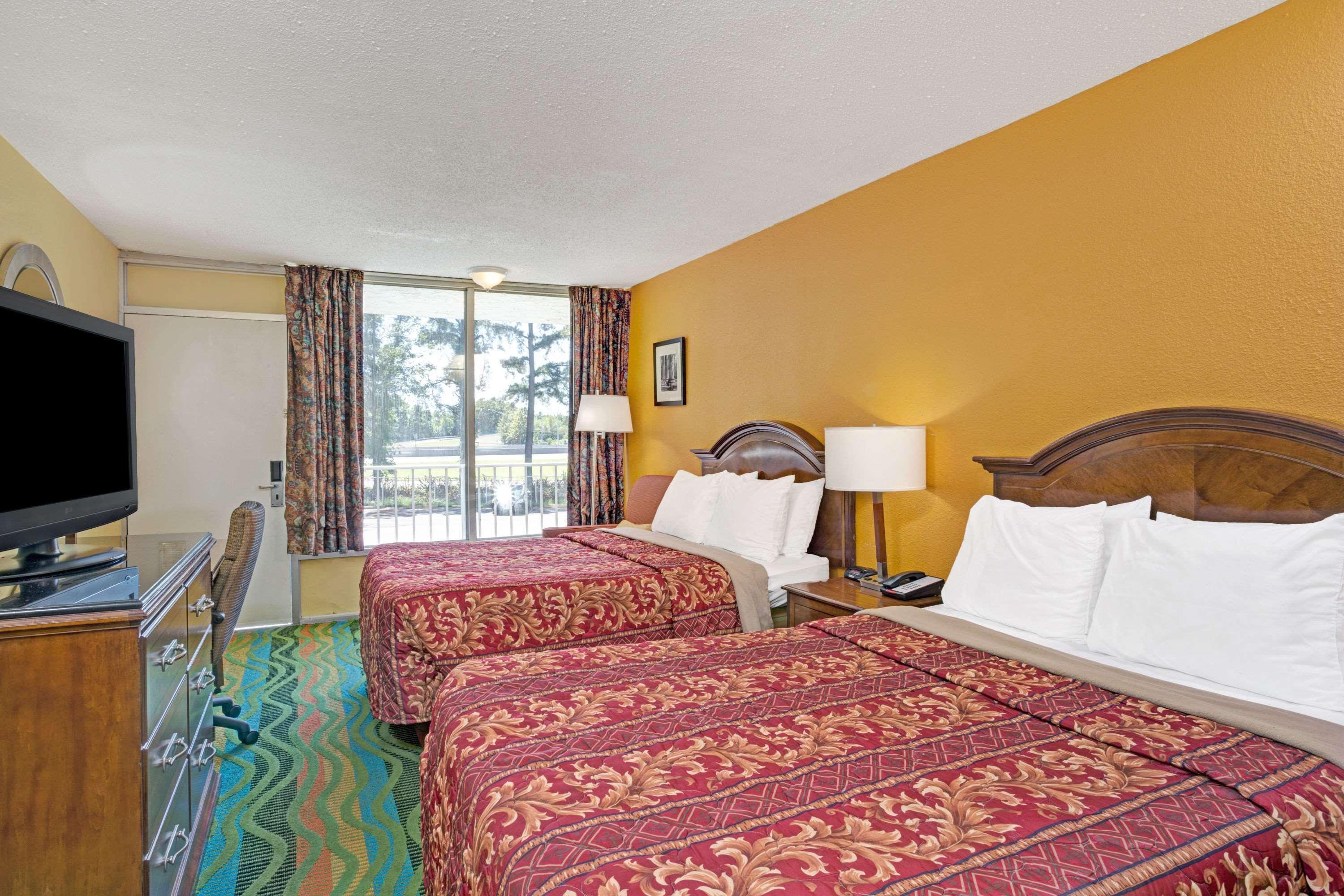 Days Inn By Wyndham Norfolk Military Circle Bagian luar foto