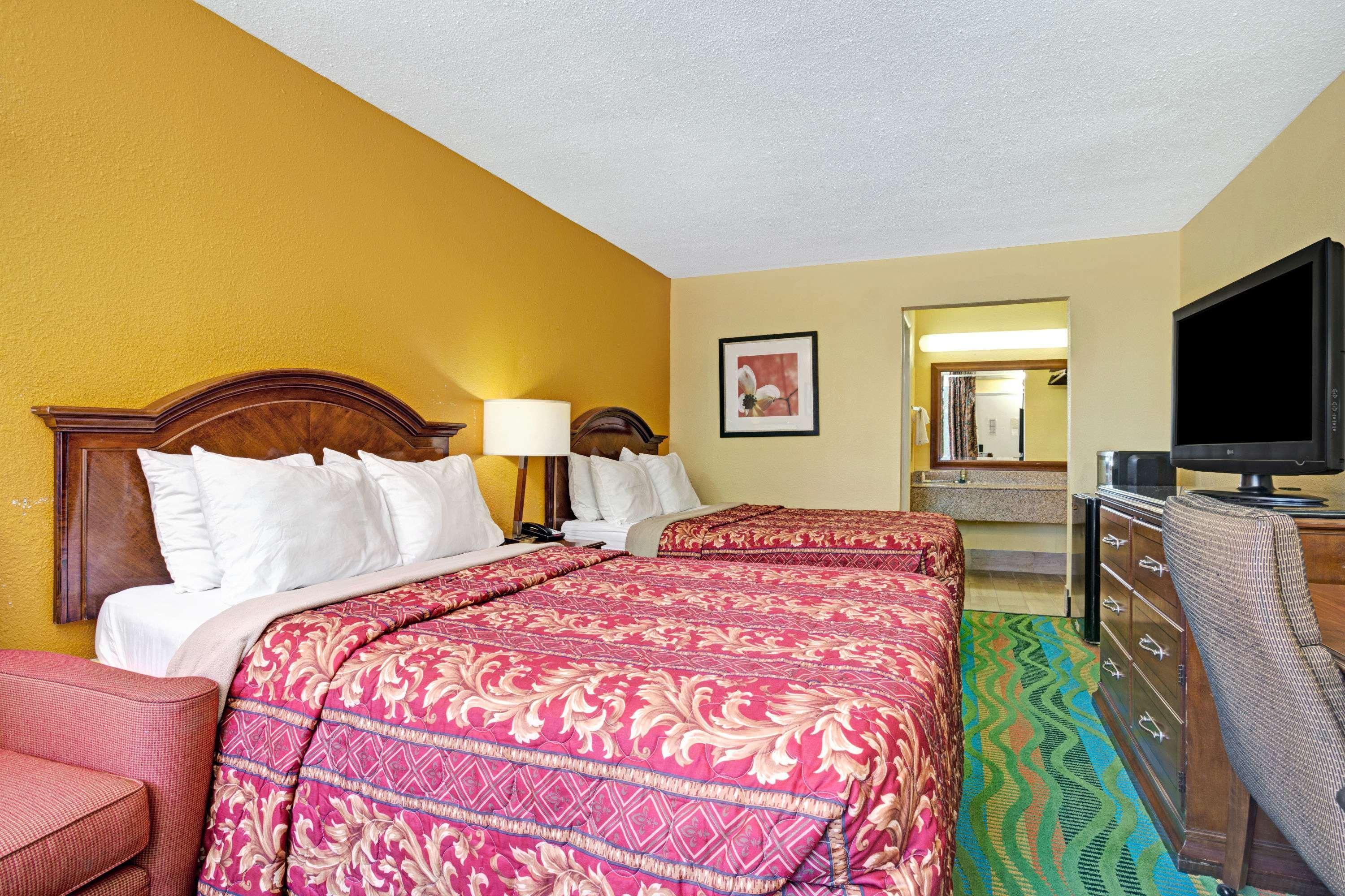 Days Inn By Wyndham Norfolk Military Circle Bagian luar foto