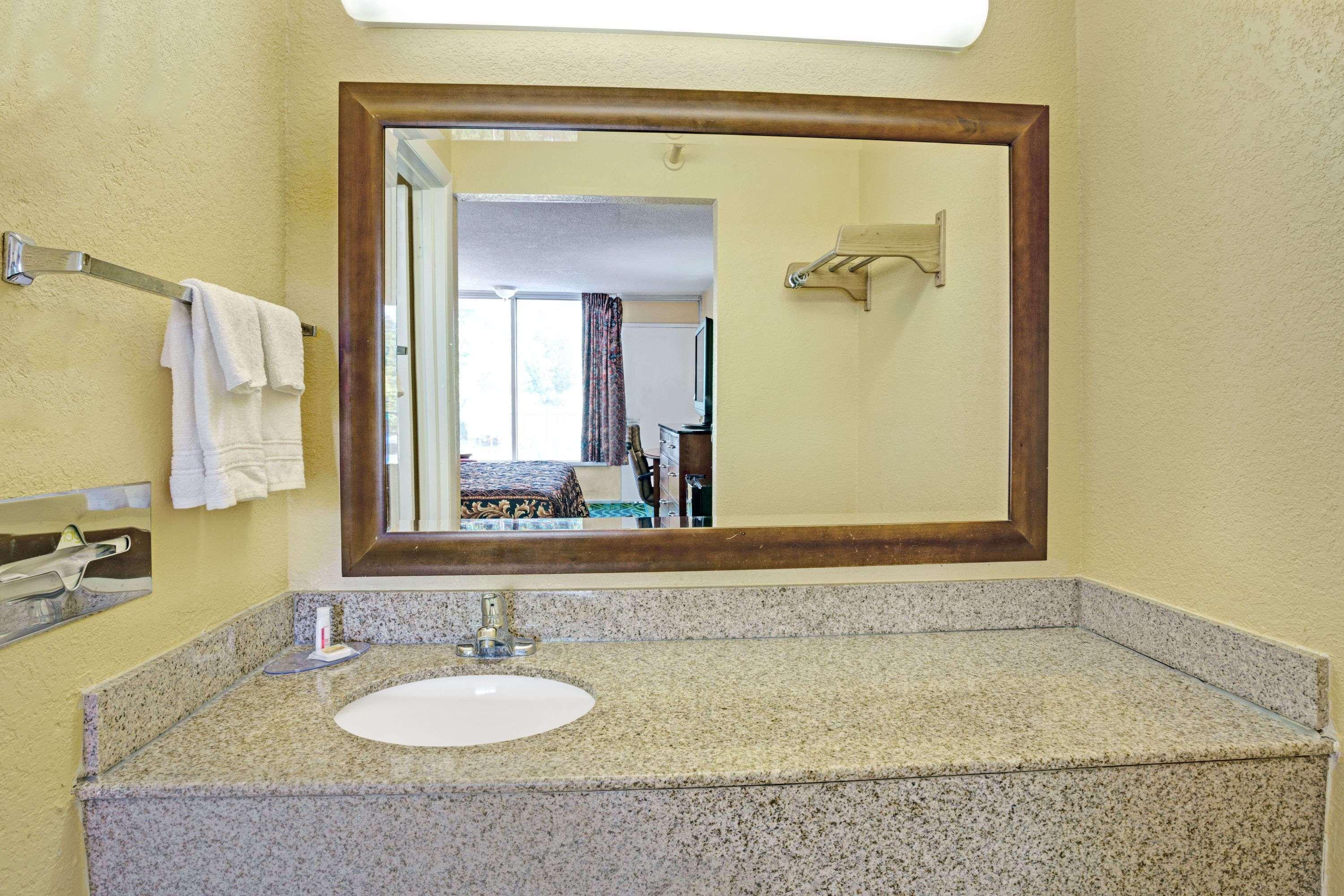 Days Inn By Wyndham Norfolk Military Circle Bagian luar foto