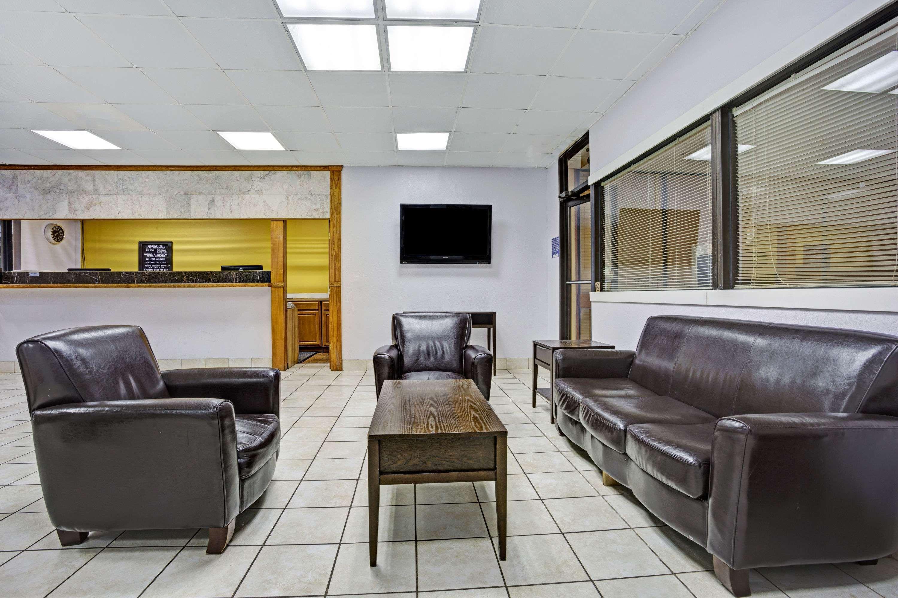 Days Inn By Wyndham Norfolk Military Circle Bagian luar foto
