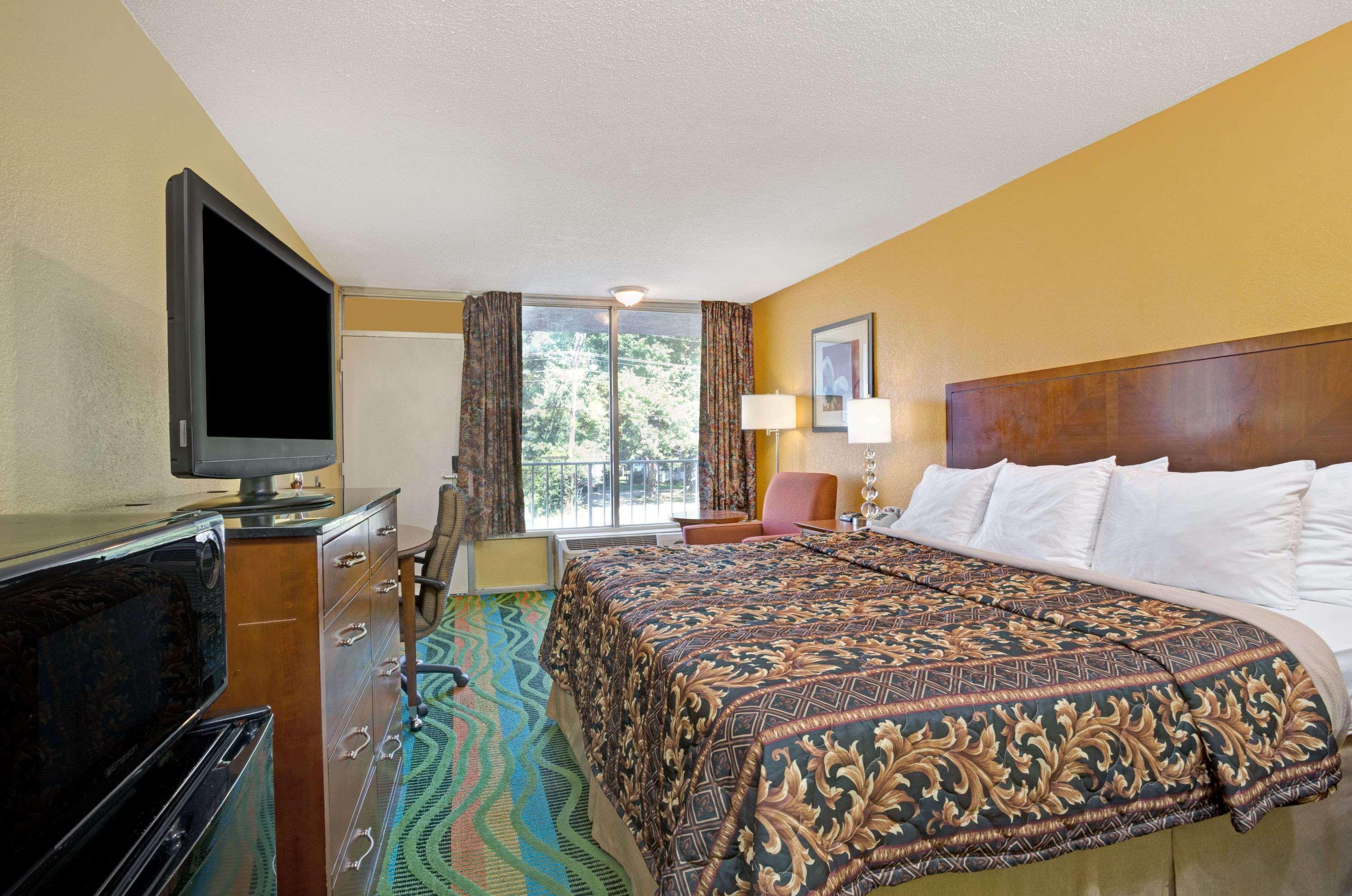 Days Inn By Wyndham Norfolk Military Circle Bagian luar foto