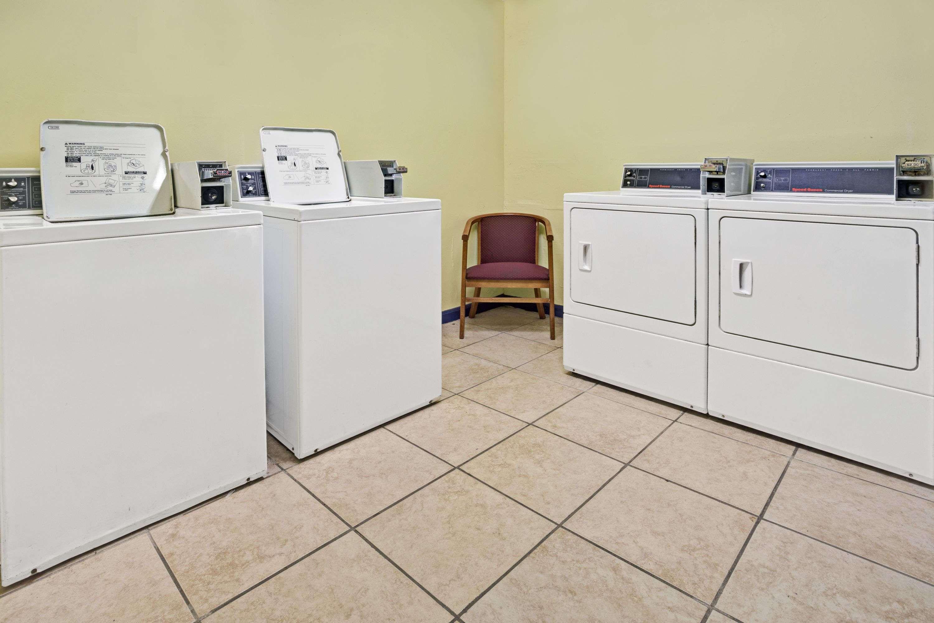 Days Inn By Wyndham Norfolk Military Circle Bagian luar foto