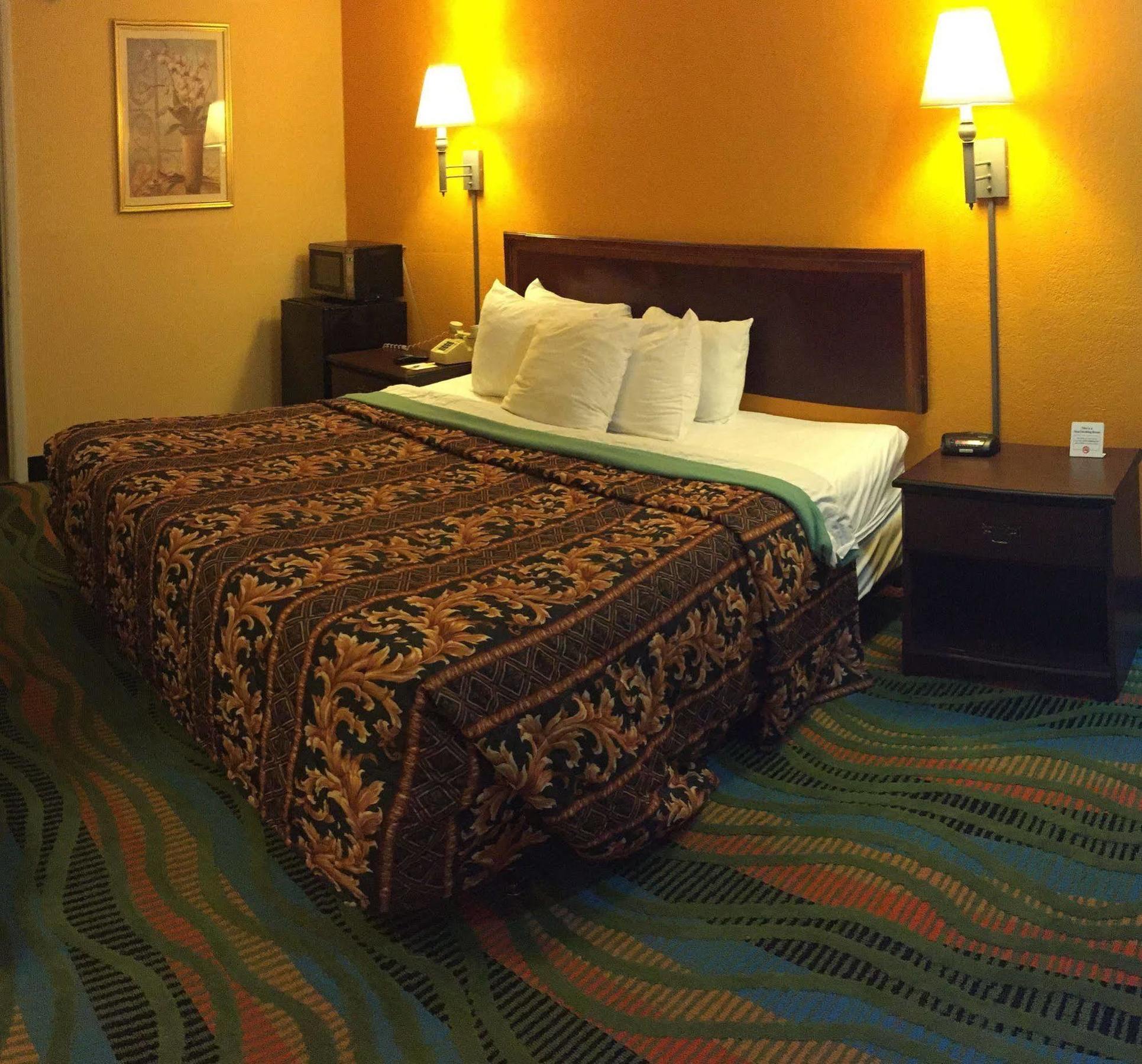 Days Inn By Wyndham Norfolk Military Circle Bagian luar foto