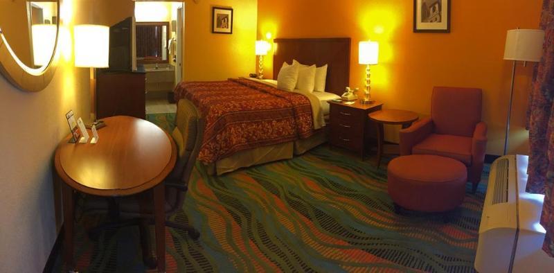 Days Inn By Wyndham Norfolk Military Circle Bagian luar foto